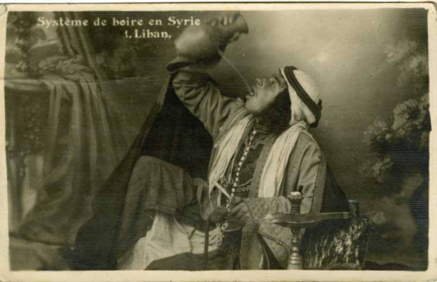 Schwarzes und weißes Foto eines Mannes in traditioneller arabischer Kleidung, der aus einem Krug trinkt und einen ernsten Gesichtsausdruck hat, mit der Beschriftung "Arabisch" oben.