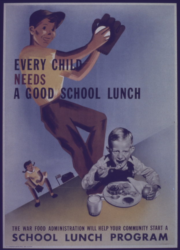 Plakat mit zwei Kindern an einem Tisch mit einem Teller Essen, einem Glas und anderen Gegenständen, mit der Aufschrift "Jedes Kind braucht ein gutes Schulessen."