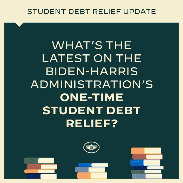 Plakat mit dem Text "Was gibt es Neues zum einmaligen Schuldenentlastungsprogramm der Biden-Harris-Regierung?" über einem Bild von Büchern, das eine Diskussion über Schulden anzeigt.