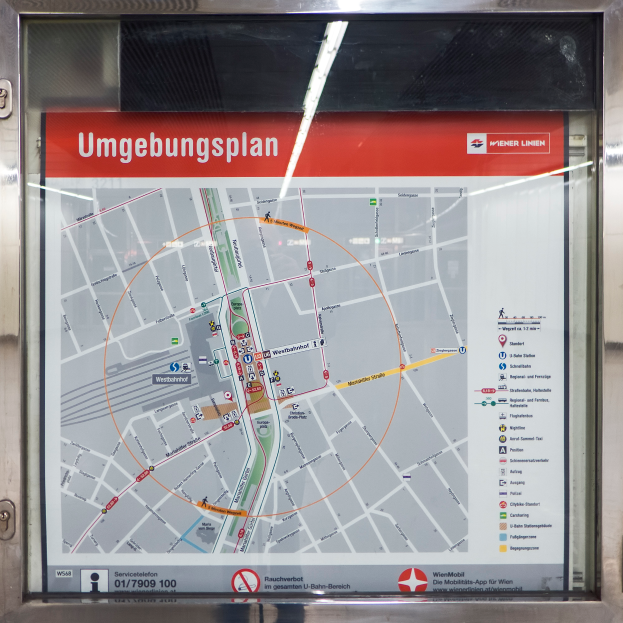 Detailierte Routenkarte des Münchner U-Bahn-Systems auf einer Glaswand dargestellt.