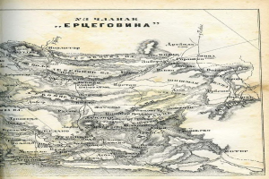 Ein altes Buch mit einer detaillierten Karte des russischen Reichs, das geografische Merkmale wie Berge, Flüsse und Städte zeigt.