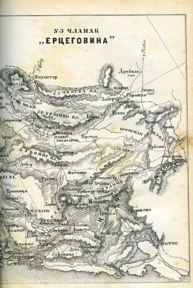Ein altes Buch mit einer detaillierten Karte des russischen Reichs, das geografische Merkmale wie Berge, Flüsse und Städte zeigt.