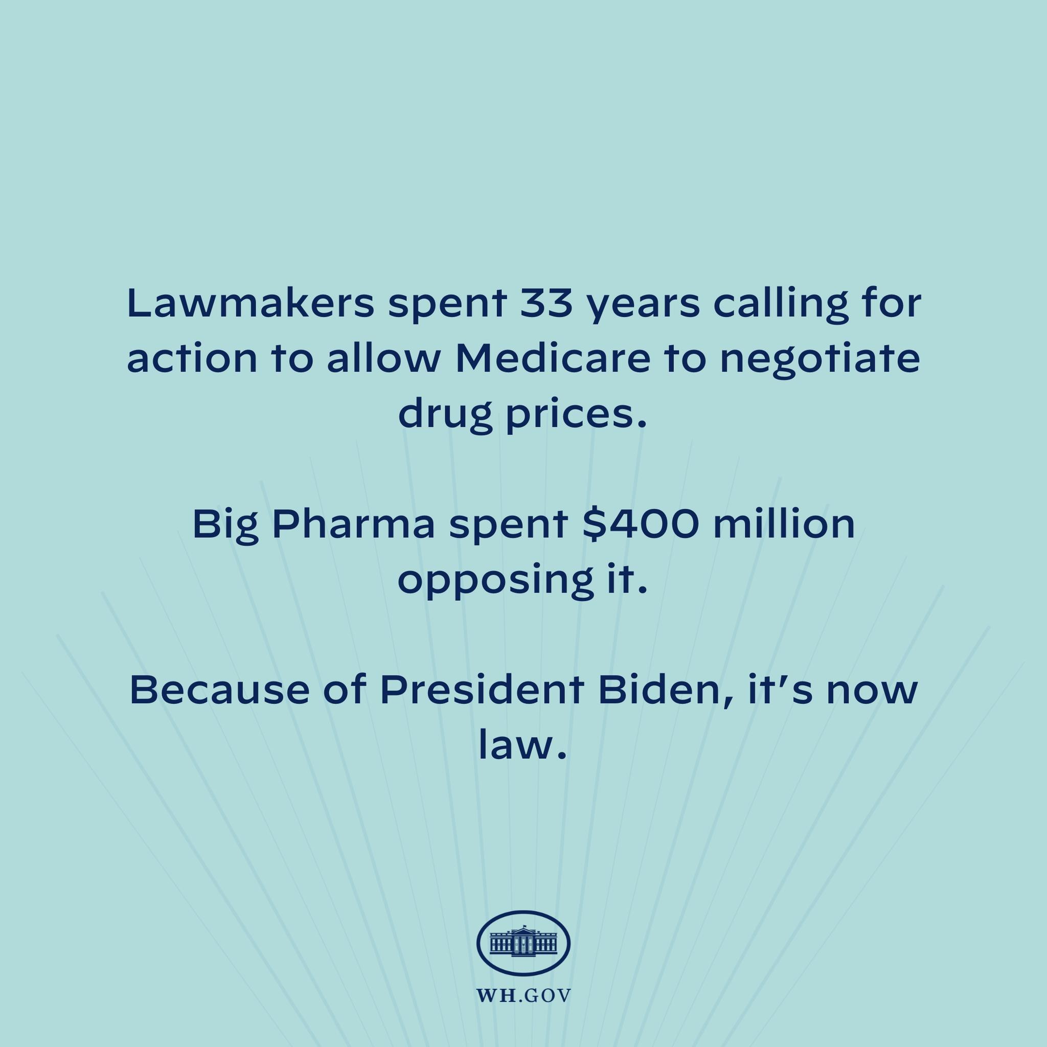 Ein blauer Hintergrund mit fettweißer Schrift, die 'Lawmakers Spent 33 Years Calling for Action to Allow Medicare to Negotiate Drug Prices' lautet, und ein Logo unten.