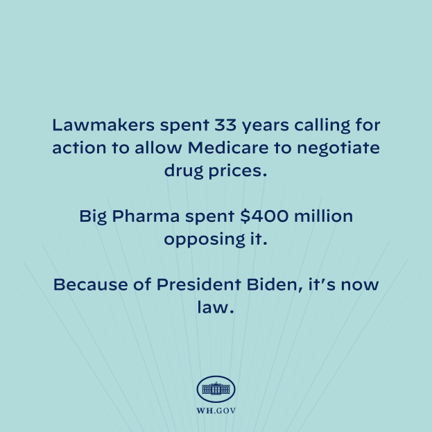 Ein blauer Hintergrund mit fettweißer Schrift, die 'Lawmakers Spent 33 Years Calling for Action to Allow Medicare to Negotiate Drug Prices' lautet, und ein Logo unten.