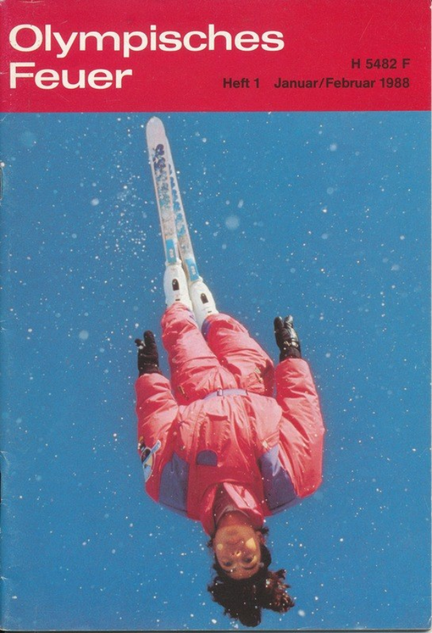 Titelbild einer Olympiazeitschrift von Januar/Februar 1988 mit einem Skifahrer in der Luft in einem Ski-Anzug.
