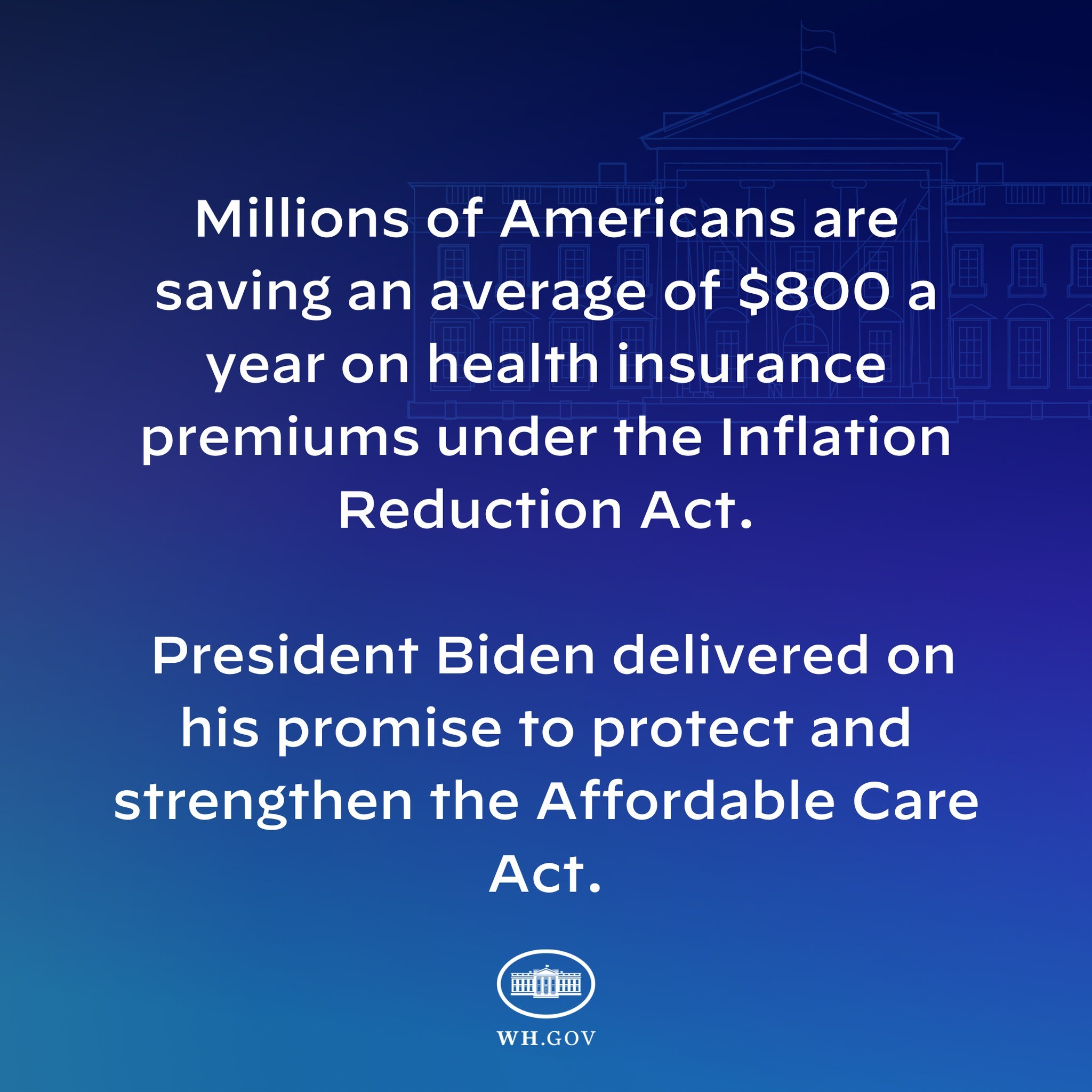 Blauer Hintergrund mit weißer Schrift, die besagt "Millionen von Amerikanern sparen durchschnittlich 800 Dollar im Jahr bei den Gesundheitskosten thanks to the Inflation Reduction Act" und ein Logo in der Mitte.