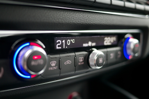 Eine Steuerkonsole mit mehreren Knöpfen, Reglern und Lampen, mit Text in der Mitte.