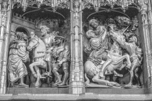 Skulpturen werden in einer Au├čenanlage ausgestellt.