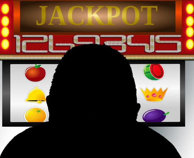 Ein Mann, der ein Online-Slot-Maschinen-Spiel mit einer 'Jackpot'-Anzeige spielt, umgeben von frucht-themen Icons und Text.