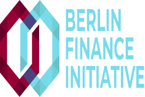 Das Logo der Berlin Finance Initiative zeigt einen blauen Kreis mit einer wei├čen Umrandung und ein wei├čes 'B' in der Mitte, umgeben von einem wei├čen Ring mit einem blauen und wei├čen karierten Muster, alles vor einem wei├čen Hintergrund mit den Worten 'Berlin Finance Initiative' in fetter schwarzer Schrift.