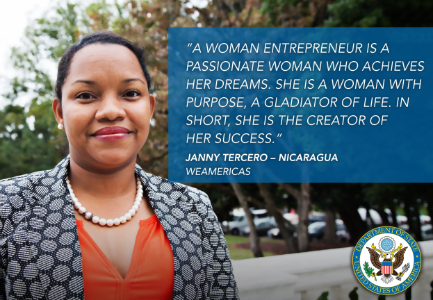 Eine Frau-Unternehmer in einem schwarzen und weißen Jackett und einem orangen Kleid steht vor einer Kulisse aus Bäumen, Fahrzeugen und Himmel, mit einem Logo und Text über ihre Absicht und ihren Erfolg auf der rechten Seite.