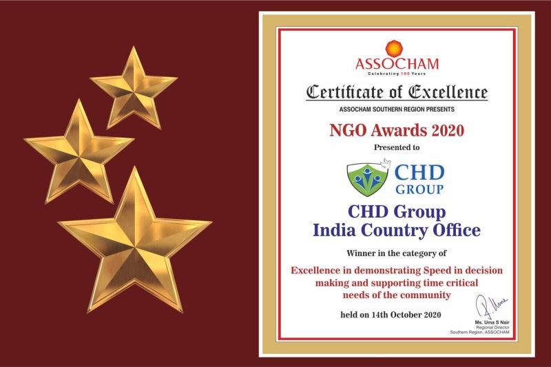 Auszeichnungsexzellenz für die NGO Awards 2020, drei Sterne links und Text sowie ein Schild-Logo rechts. Der Text lautet "Chd Group India Country Office" und das Logo zeigt einen zentralen Stern in einem Lorbeerkranz.