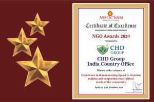 Auszeichnungsexzellenz für die NGO Awards 2020, drei Sterne links und Text sowie ein Schild-Logo rechts. Der Text lautet "Chd Group India Country Office" und das Logo zeigt einen zentralen Stern in einem Lorbeerkranz.