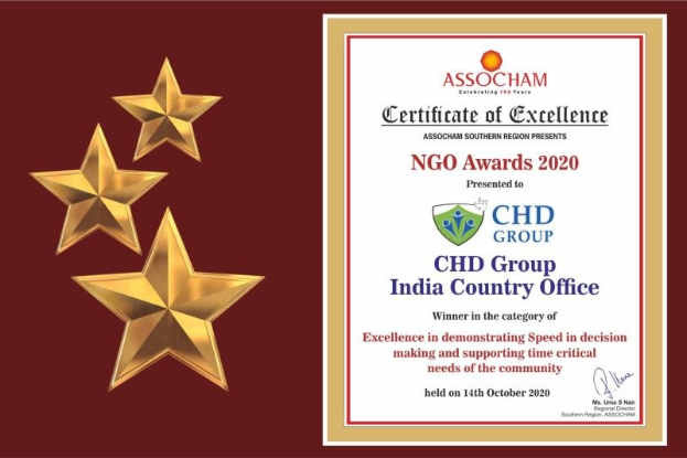 Auszeichnungsexzellenz für die NGO Awards 2020, drei Sterne links und Text sowie ein Schild-Logo rechts. Der Text lautet "Chd Group India Country Office" und das Logo zeigt einen zentralen Stern in einem Lorbeerkranz.