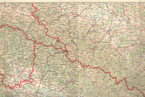 Ein altes Deutschland-Karte mit einer prominenten roten Linie, die durch es verläuft und detaillierte Informationen zu Straßen, Städten und geografischen Merkmalen auf einem cremefarbenen Hintergrund zeigt.