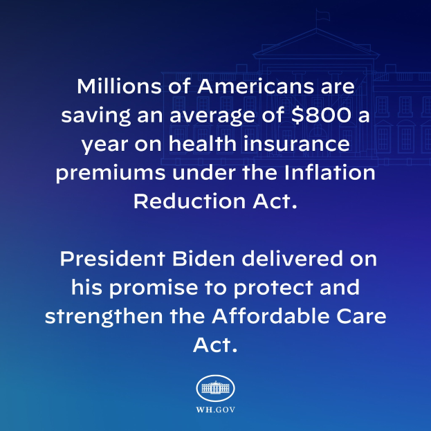 Blauer Hintergrund mit weißer Schrift, die besagt: "Millionen von Amerikanern sparen durchschnittlich 800 USD pro Jahr an Krankenversicherungsprämien unter dem Inflation Reduction Act" und ein Logo in der Mitte.