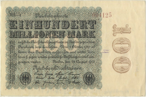 Deutsche Banknote von 1923 mit "Einhundert Millionen Mark" darauf gedruckt.