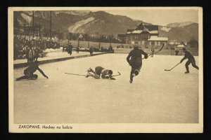 Schwarze und weiße Fotografie von Menschen, die Hockey auf einem Eisstadion spielen, mit Gebäuden, Bäumen, Pfählen und Bergen im Hintergrund und Text unten.