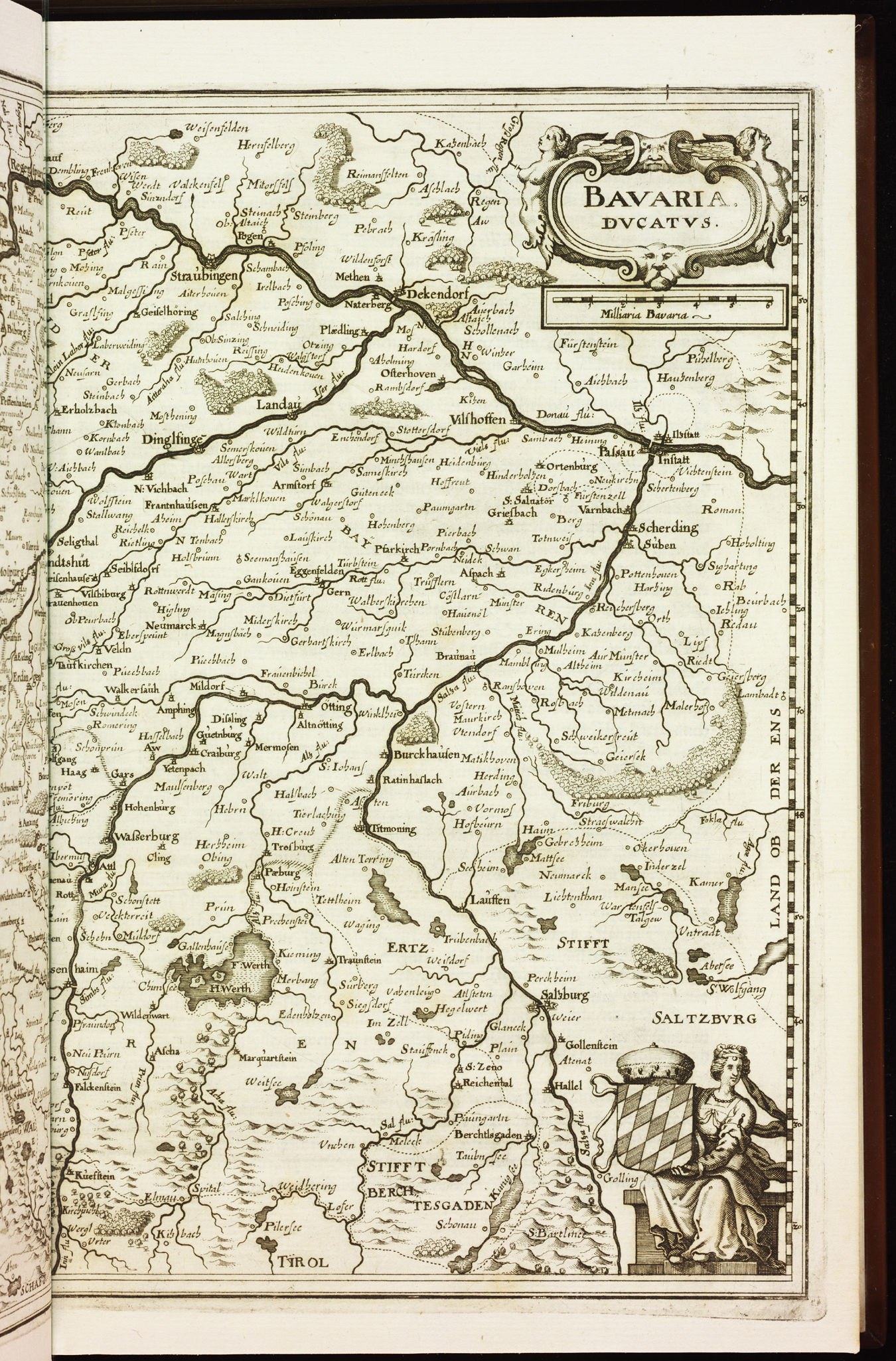 Ein aufgeschlagenes Buch, das eine detaillierte Karte von Bayern zeigt, einschließlich Städte, Dörfer, Flüsse und geografische Merkmale, mit begleitendem Text, der zusätzliche Informationen bietet.