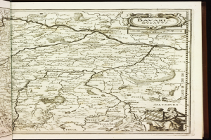 Ein aufgeschlagenes Buch, das eine detaillierte Karte von Bayern zeigt, einschließlich Städte, Dörfer, Flüsse und geografische Merkmale, mit begleitendem Text, der zusätzliche Informationen bietet.