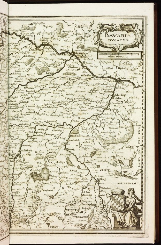 Ein aufgeschlagenes Buch, das eine detaillierte Karte von Bayern zeigt, einschließlich Städte, Dörfer, Flüsse und geografische Merkmale, mit begleitendem Text, der zusätzliche Informationen bietet.