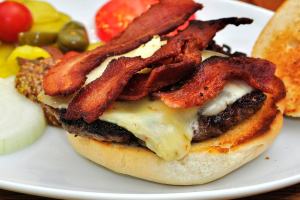 Ein weißer Teller mit einigen Lebensmitteln.