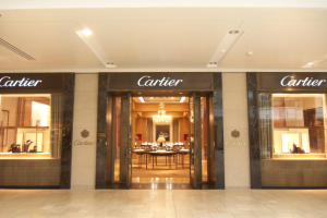 Ein Hotel mit einer Glastür in der Mitte, mit einem Tisch darin.