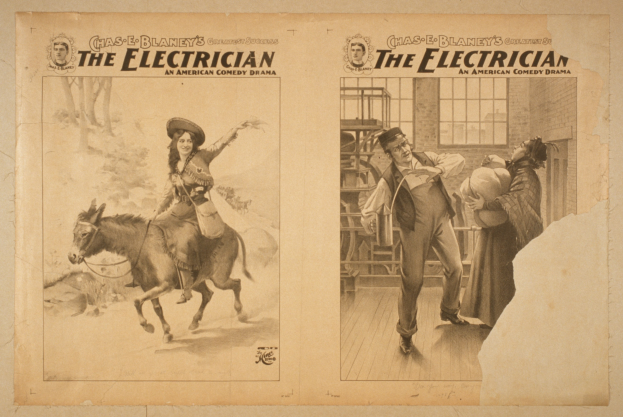 Frau auf einem Pferd links mit drei Personen rechts, eine hält einen Hut, vor einem Gebäude mit Fenstern und der Text "The Electrician - Ein amerikanisches Comedy-Drama" oben.
